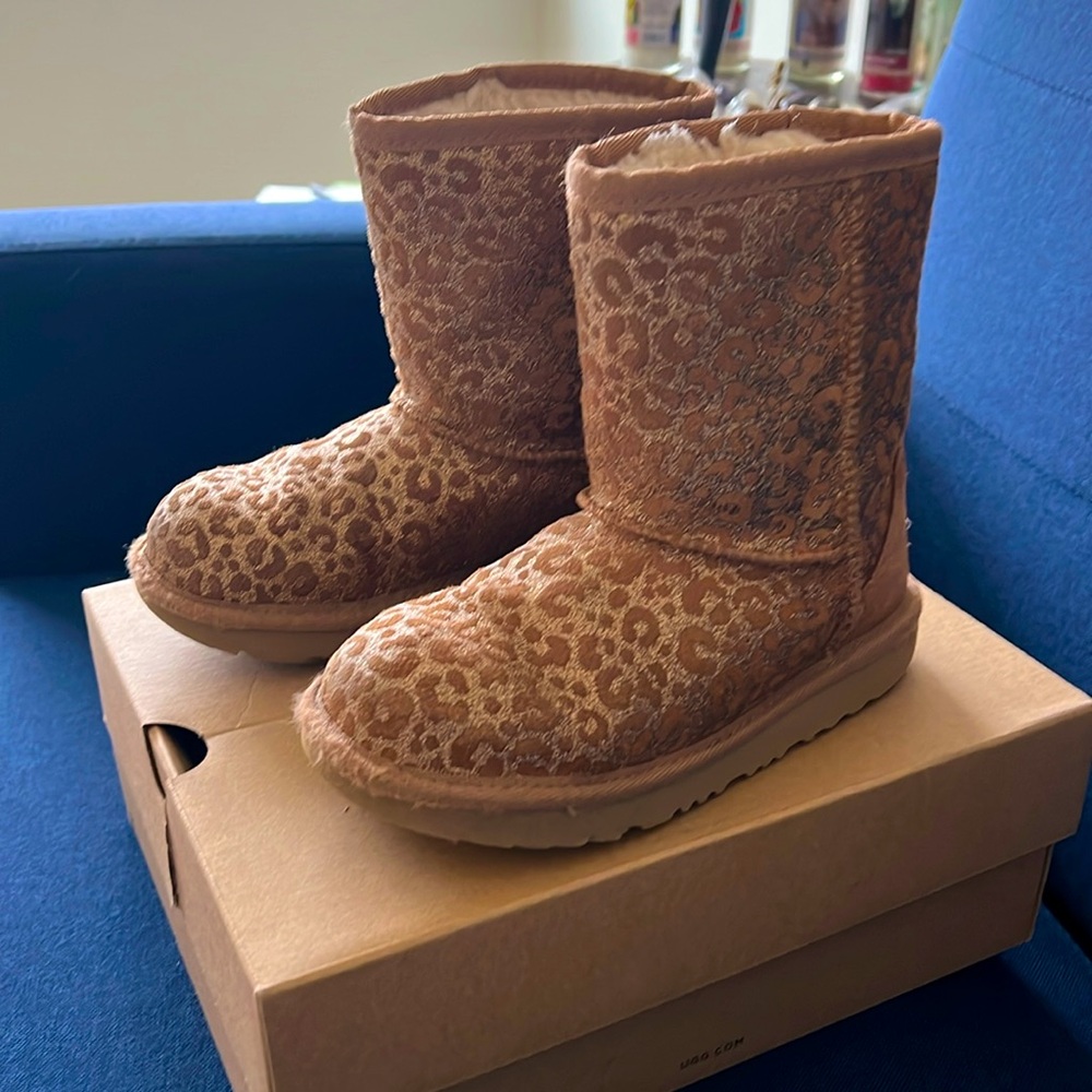 Ugg boots for kid in Good condition
